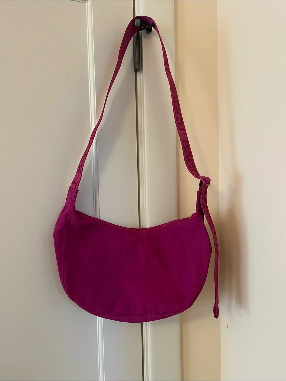 BNWT Baggu Med Crescent Bright Fuchsia - Picture 1 of 10